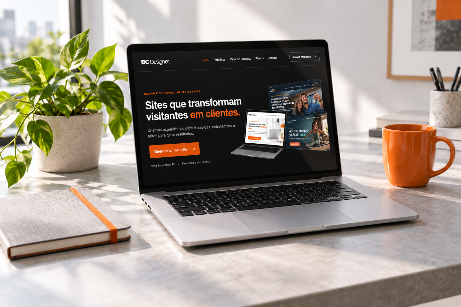 Site da BC Designer apresentado em um notebook sobre uma mesa de trabalho