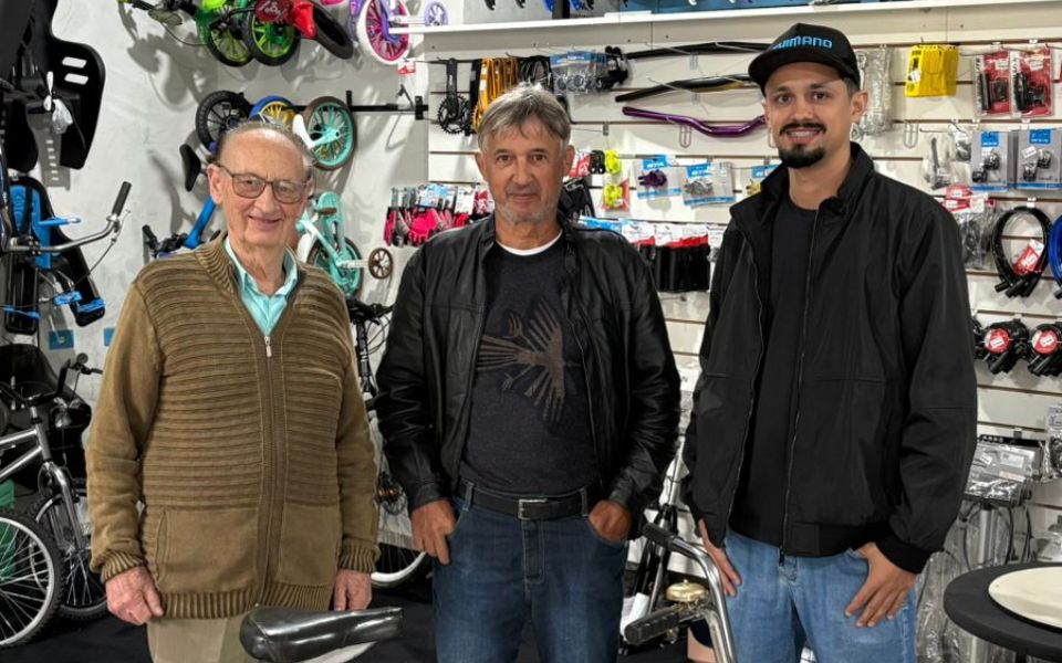 Quatro representantes da Rainha das Bicicletas reunidos na loja