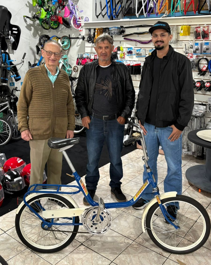 Quatro representantes de diferentes gerações da Rainha das Bicicletas reunidos na loja